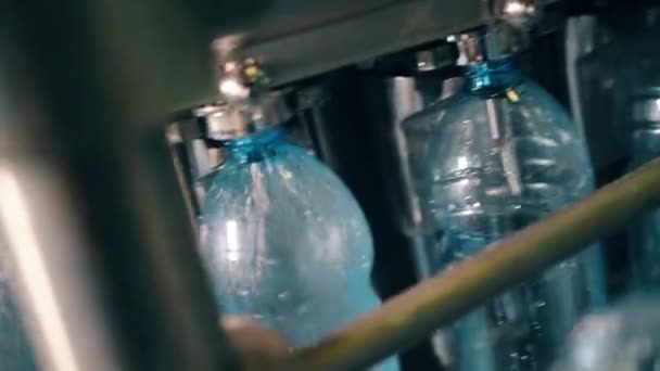 Interno della fabbrica della bevanda. Trasportatore con bottiglie di plastica — Video Stock