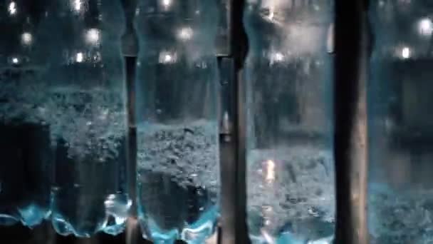 Pabrik minuman interior. Conveyor dengan botol plastik — Stok Video
