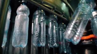 İçecek fabrikasının içi. Plastik şişeli taşıyıcı