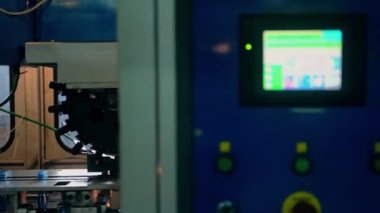 Boş plastik şişenin konveyör bandına önceden yerleştirilmesi