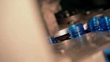 Boş plastik şişenin konveyör bandına önceden yerleştirilmesi