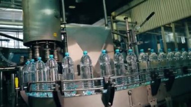 İçecek fabrikasının içi. Plastik su şişeleriyle taşıyıcı