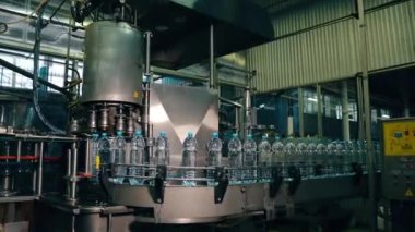 İçecek fabrikasının içi. Plastik su şişeleriyle taşıyıcı