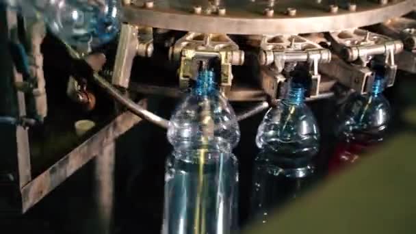 Interior da fábrica de bebidas. Transportador com garrafas de plástico — Vídeo de Stock