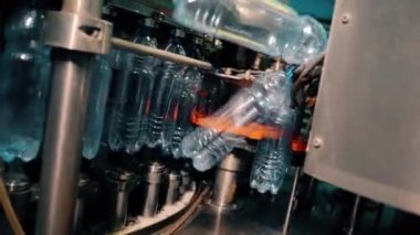 İçecek fabrikasının içi. Plastik şişeli taşıyıcı