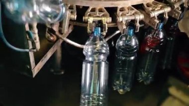 İçecek fabrikasının içi. Plastik şişeli taşıyıcı