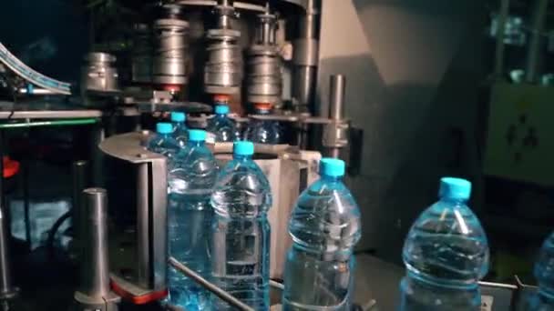 Innenraum einer Getränkefabrik. Förderband mit Wasserflaschen aus Kunststoff — Stockvideo