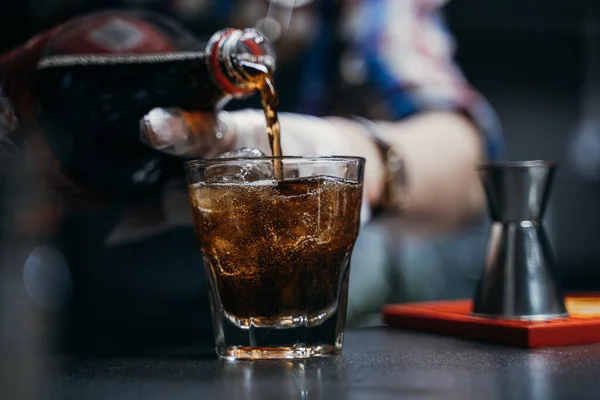 Camarero Vierte Cliente Una Bebida Alcohólica Whisky Cola Con Hielo — Foto de Stock