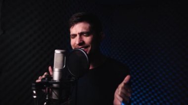 Bir adam duygusal olarak bir beste yapar.