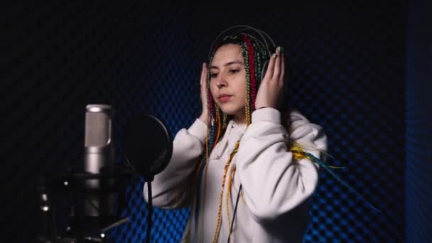 Chica con rastas en el estudio de grabación va a la cabina — Vídeo de stock