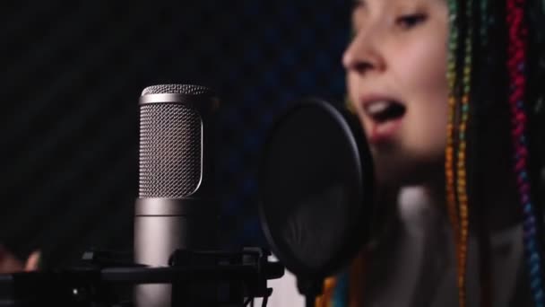 Stříbrný profesionální mikrofon v nahrávacím studiu, dívka s barvenými vlasy — Stock video