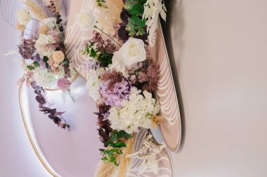 Hacimli bir fotoğraf bölgesinde çiçek dekoru, canlı ve yapay bitkiler, el yapımı.