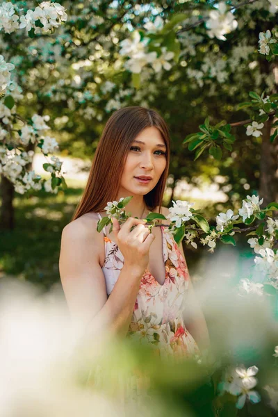 Retrato Uma Linda Garota Bonita Pomares Maçã Florescendo Sorriso Doce — Fotografia de Stock