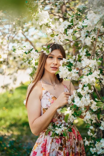 Retrato Uma Linda Garota Bonita Pomares Maçã Florescendo Sorriso Doce — Fotografia de Stock