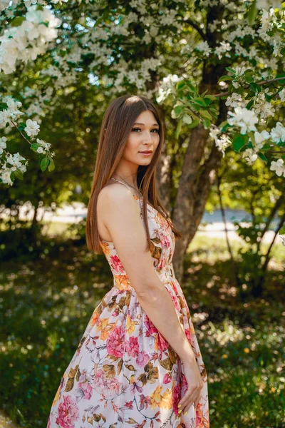 Menina Bonita Vestido Brilhante Contra Fundo Parque Verde Que Flores — Fotografia de Stock