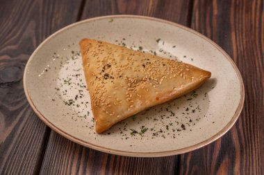 Samsa, samsa etli turta, doğu usulü, Özbek milli yemeği samsa, menü için fotoğraf, ahşap arka plan