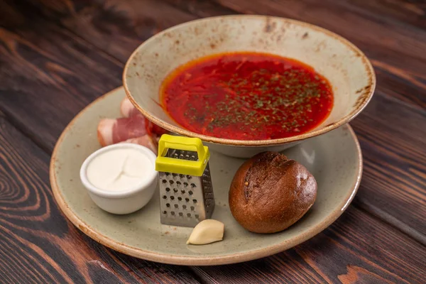 Sopa Beterraba Vermelha Borscht Com Alho Creme Leite Fatias Presunto — Fotografia de Stock