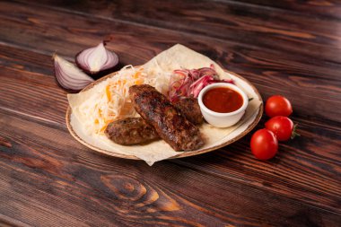 Domates soslu ve sebzeli Lula kebabı, menü için fotoğraf, ahşap arka plan.