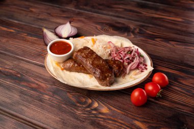 Domates soslu ve sebzeli Lula kebabı, menü için fotoğraf, ahşap arka plan.