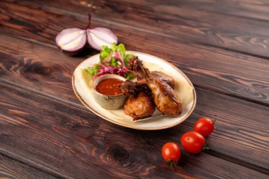 bbq tavuk ve domates sosu ve sebze, ahşap arka plan