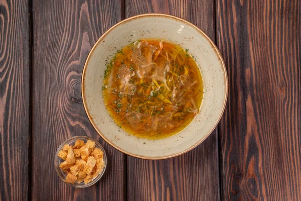 Macarrão Sopa Uma Chapa Profunda Com Croutons Caldo Galinha Amarelo — Fotografia de Stock