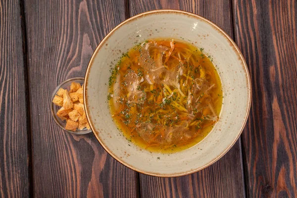 Macarrão Sopa Uma Chapa Profunda Com Croutons Caldo Galinha Amarelo — Fotografia de Stock