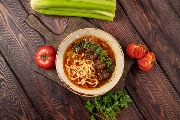 Lagman Com Carne Bovina Molho Tomate Uma Chapa Profunda Foto — Fotografia de Stock