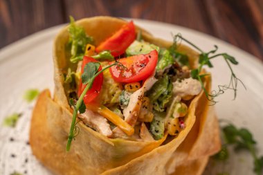 Güzel, düz tabakta tavuk filetosu, menü için fotoğraf, ahşap arka plan, restoran için kompozisyon.