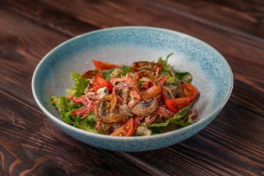 Haşlanmış sığır dili, salatalık, dolma biber, Kafkas mutfağı menü için fotoğraflar, ahşap arka plan.