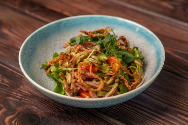 Haşlanmış sığır dili, salatalık, dolma biber, Kafkas mutfağı menü için fotoğraflar, ahşap arka plan.