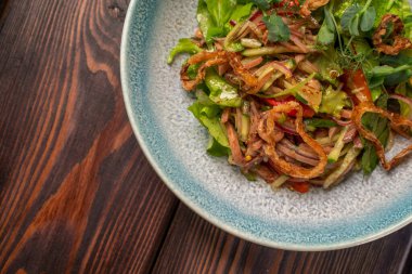 Haşlanmış sığır dili, salatalık, dolma biber, Kafkas mutfağı menü için fotoğraflar, ahşap arka plan.