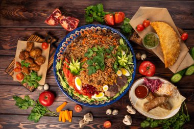 Sebzelerle süslenmiş büyük bir tabakta Özbek pilavını hazırla