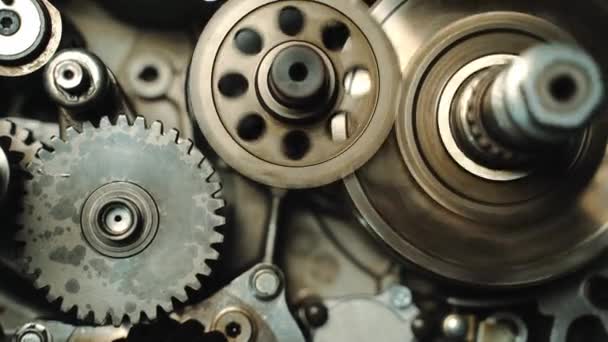 Engranajes de desplazamiento en un motor ATV, mecanismos de ajuste del motor, trabajos de reparación — Vídeo de stock