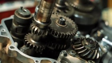 ATV motorunda vites kaydırma, motor mekanizmalarını ayarlama, tamir etme