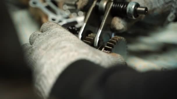 Συναρμολόγηση του μηχανισμού με το γρανάζι στον κινητήρα ATV μετά τις εργασίες επισκευής — Αρχείο Βίντεο