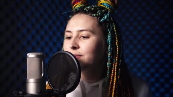 Крупним планом обличчя дівчини з дредлоками співають її пісню — стокове відео