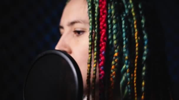 Close-up de um rosto de meninas com cabelo colorido em um estúdio de gravação — Vídeo de Stock