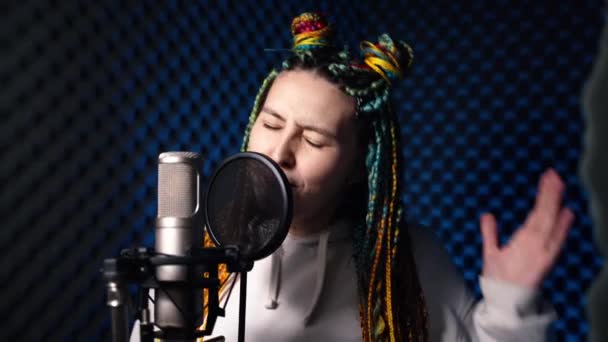 Fille aux cheveux colorés chante une chanson enflammée dans un studio d'enregistrement — Video