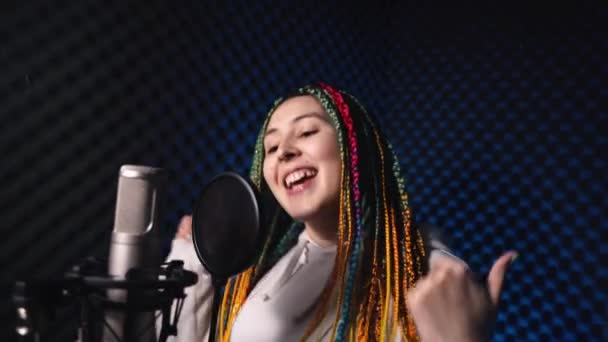 Veselá aktivní dívka, s barevnými copánky na hlavě — Stock video