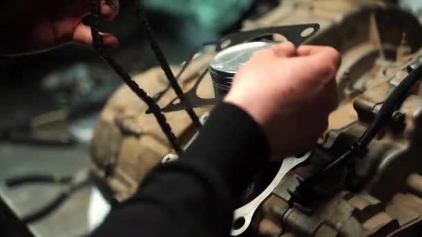 Чоловічі руки одягають прокладку між блоком циліндра і двигуном — стокове відео