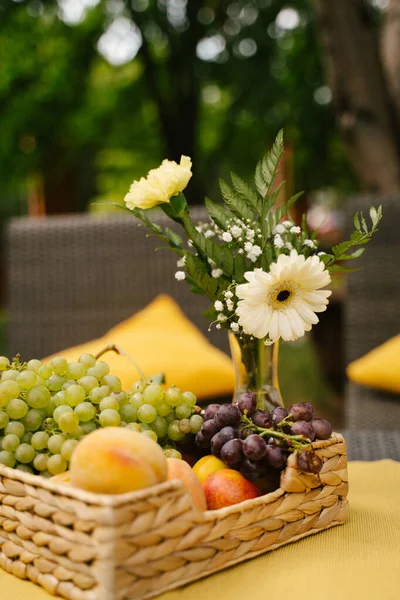 Desszert Asztal Vendégek Eseményen Díszített Átlátszó Váza Virágokkal Egy Sárga — Stock Fotó