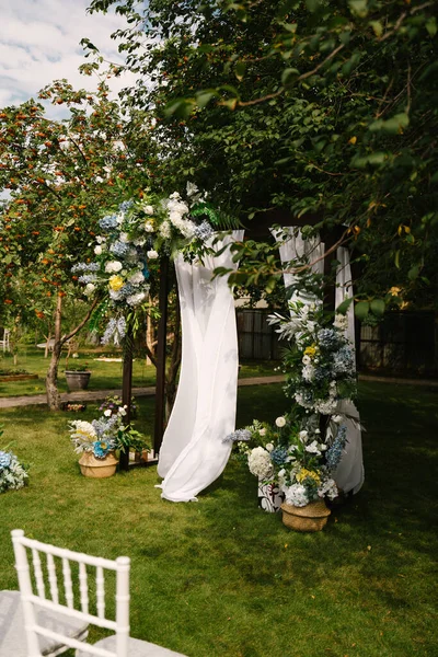 Beautiful Wedding Ceremony Outdoors Decorated Chairs Stand Grass Wedding Arch — Stock Photo, Image