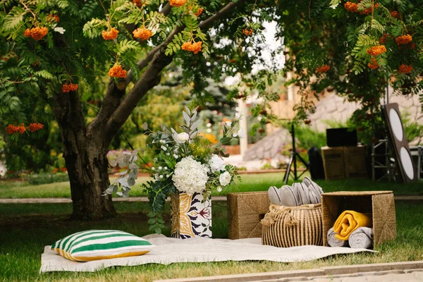 Letni Teren Piknikowy Zielonym Trawniku Ozdobiony Kompozycją Kwiatową Dzianinowym Dywanem Obraz Stockowy