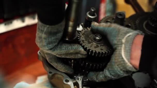 Instalarea mecanismelor în motorul ATV după lucrările de reparații — Videoclip de stoc