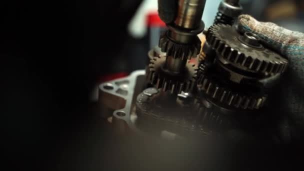 Встановлення механізмів у двигуні АТВ після ремонтних робіт. — стокове відео