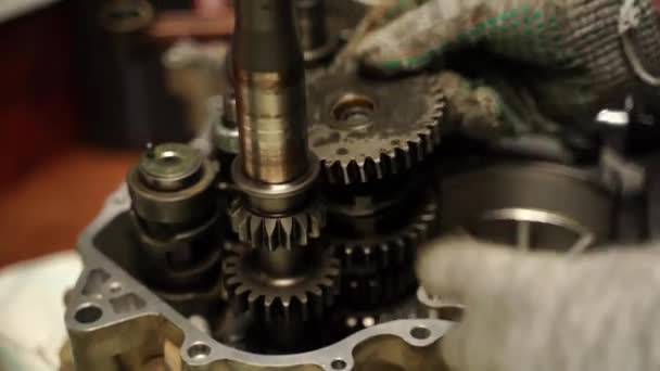 Installatie van mechanismen in de ATV-motor na reparatiewerkzaamheden — Stockvideo