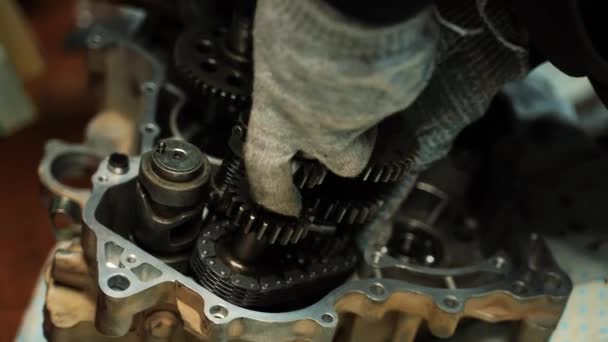 Instalación de mecanismos en el motor ATV después de los trabajos de reparación — Vídeo de stock