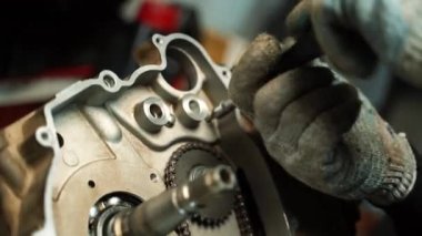 Motoru ATV için monte etmek, civataları motora vidalamak.