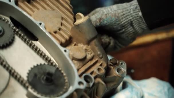 Az ATV motorjának összeszerelése, a csavarok motorba csavarozása — Stock videók