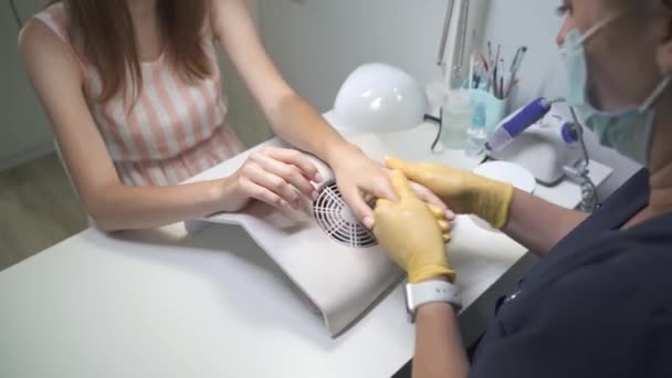 Manikérka léčí své klienty před zákrokem, hygienou — Stock video